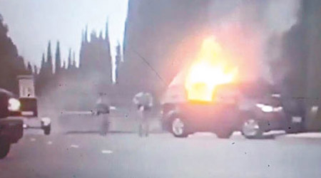 汽車起火焚燒。（互聯網圖片）