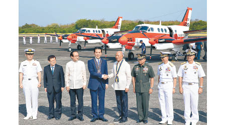 菲律賓舉行儀式，接收三架日本TC90訓練機。（美聯社圖片）