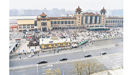 北京火車站外戒備森嚴，傳金正恩搭乘專列火車離開北京。（美聯社圖片）