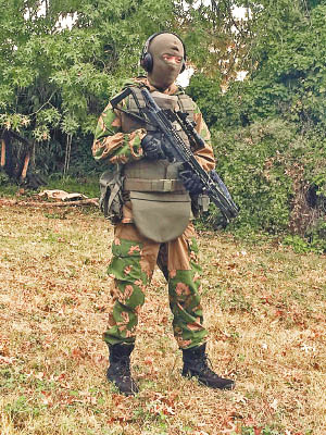 孫安佐近年成為軍事迷，常在Facebook上載全副武裝的照片。
