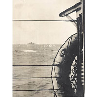 尚未沉沒前的俾斯麥號，艦橋及艦身清晰可見。（黑白圖片）