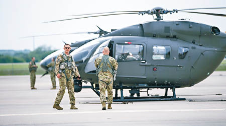 德州國民警衞軍的直升機準備起飛。（美聯社圖片）