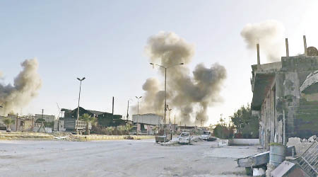 度瑪鎮遭到敍利亞政府軍的空襲，多處地方冒煙。（美聯社圖片）