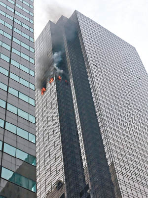 特朗普大樓起火期間，有玻璃窗掉落。（互聯網圖片）