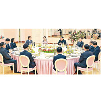 金正恩早前設宴招待到訪的南韓特使團。（資料圖片）