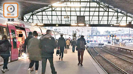 罷工令班次減少，圖為巴黎一個火車站的月台。（呂靜儀攝）