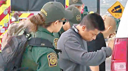 非法移民當場被捕。（美聯社圖片）