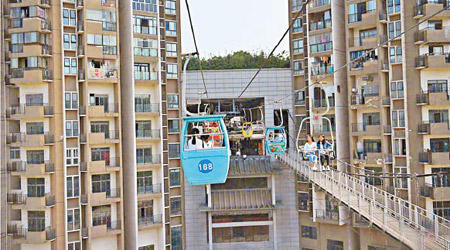 吊車從高空穿梭，貫穿市內樓宇。（互聯網圖片）