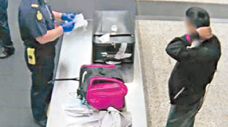 涉事學生被檢查行李和手機。（互聯網圖片）
