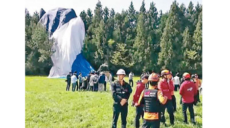 熱氣球墜毀後，大批救援人員到場。（美聯社圖片）