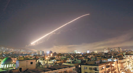 多枚導彈劃破大馬士革夜空。（美聯社圖片）