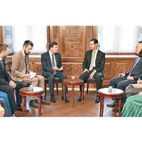 阿薩德（右二）接見到訪的俄羅斯議員。（美聯社圖片）