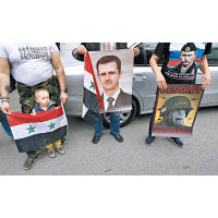 塞爾維亞民眾在敍利亞大使館外集會，聲援阿薩德。（美聯社圖片）