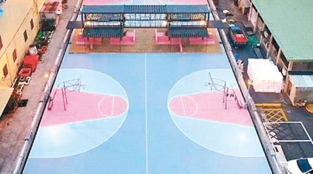 籃架放在球場禁區內，令球員無法比賽。