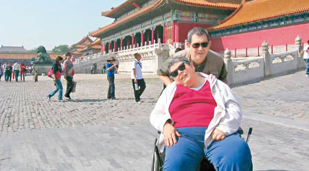 菲耶利特（後）與唐娜（前）曾到中國旅遊。（互聯網圖片）