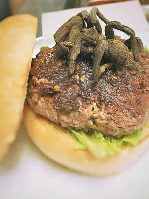 美國有餐廳推出食鳥蛛漢堡包。（互聯網圖片）