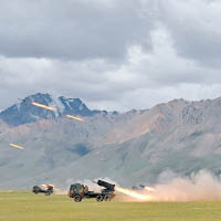 解放軍或出動「衞士2D」火箭炮參與演習。（互聯網圖片）