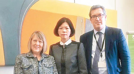 李凈瑜（中）到英國出席聽證會，與保守黨人權委員會主席Fiona Bruce（左）及副主席羅哲斯合照。（互聯網圖片）