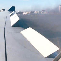有乘客拍到引擎在空中冒煙。