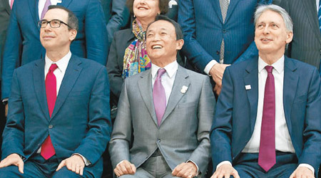 美國財長姆紐欽（前左）、日本財相麻生太郎（中）及英國財相夏文達（右）出席IMF會議。（美聯社圖片）