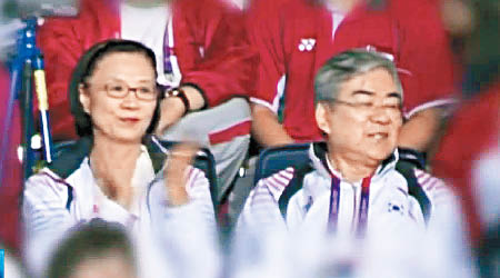 李名熙（左）被指掌摑工人。圖為她與丈夫趙亮鎬。（資料圖片）