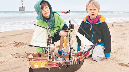 奧利（左）與哈利（右）合力建造了一艘玩具海盜船。