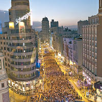 馬德里有大批民眾上街，抗議法官的裁決。（美聯社圖片）