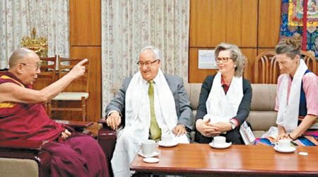 達賴喇嘛在達蘭薩拉會見外國國會議員。（互聯網圖片）