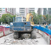 拆除銅像的挖土機則停在現場。（互聯網圖片）