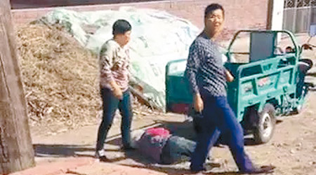 張婦遭兒子及兒媳拖行出屋外。（互聯網圖片）