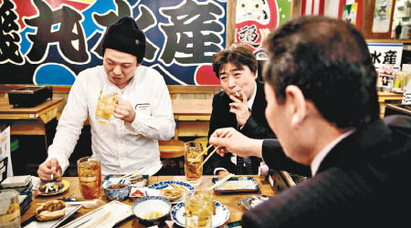 大阪加強禁煙，餐廳隨處吸煙的情景或不再復見。（資料圖片）