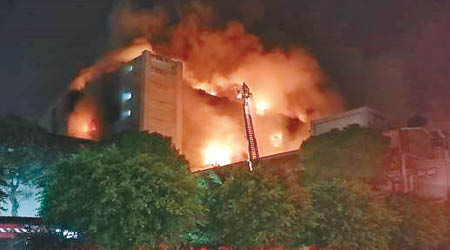 敬鵬廠房大火，烈燄照亮黑夜。（互聯網圖片）