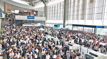 廈門北站擠滿滯留旅客。（互聯網圖片）