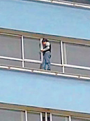 袁姓少年跑到醫院的窗台上準備跳樓。（互聯網圖片）