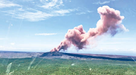 火山噴出紅色火山灰。（美聯社圖片）