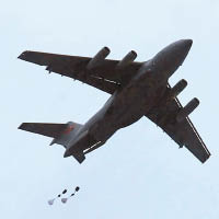 運20運輸機與空降兵部隊聯合展開空降空投訓練。（互聯網圖片）