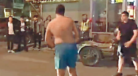 一名赤裸上身的外籍男子當街辱罵途人。（互聯網圖片）