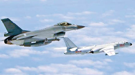 台灣軍方出動F16戰機（左）監視轟6K（右）。（互聯網圖片）
