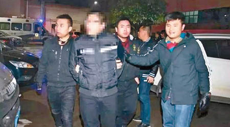 湖南警方在行動中拘捕及押解落網的疑犯。（互聯網圖片）