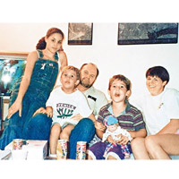 梅根（左）與家人的合照。（資料圖片）