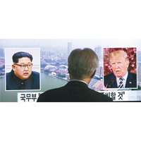 北韓威脅或取消美朝峰會。圖為南韓民眾觀看新聞報道。（美聯社圖片）