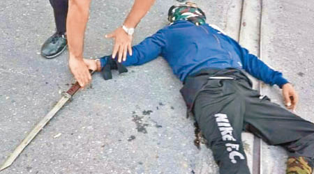 持武士刀的兇徒被警方擊斃。（互聯網圖片）