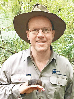 貝克正研究如何有效保護闊足袋鼩的棲息地。（資料圖片）