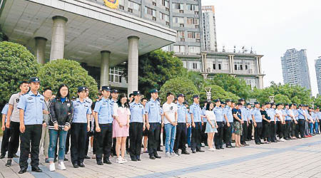 重慶警方抓獲涉假信用卡詐騙案的疑犯。（互聯網圖片）