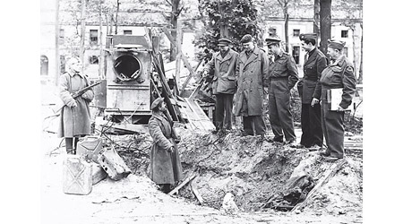 戰地記者當年被帶到報稱為希特拉的葬身之地。（黑白資料圖片）