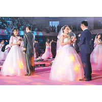 遼寧<br>新人在東北大學集體結婚。