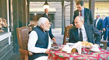 印度總理莫迪（左）訪俄，並與普京（右）會談。（美聯社圖片）