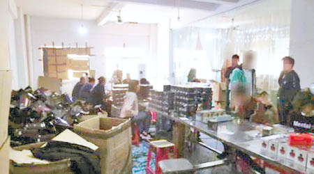 廣州警方破獲製作假香水的工場。