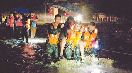 四川樂山救援人員到受災地區救出村民。（互聯網圖片）