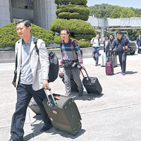 南韓記者團準備登上專機前往北韓。（美聯社圖片）